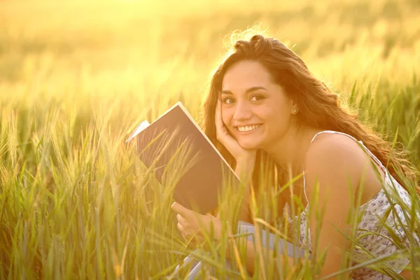 Happy Reader Holding Book Kijkt Naar Camera Een Tarweveld Bij — Stockfoto