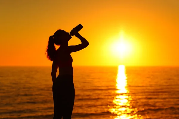Профиль Силуэта Йога Питьевой Воды Бутылки Закате Пляже — стоковое фото