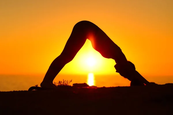 Sidovy Porträtt Yogi Silhuett Gör Avancerad Yoga Vid Solnedgången Stranden — Stockfoto