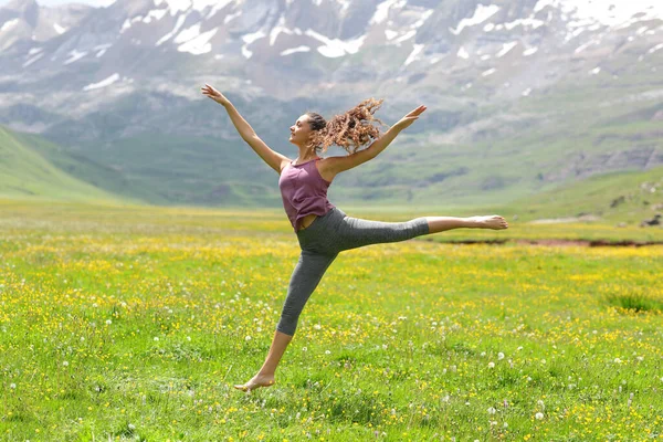 山の中の畑で踊る幸せなダンサー — ストック写真