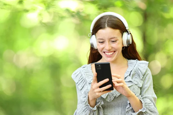 Pohled Zepředu Portrét Šťastné Ženy Která Poslouchá Hudbu Zeleném Lese — Stock fotografie