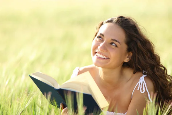 Gelukkig Vrouw Het Lezen Van Een Boek Dromen Kijken Boven — Stockfoto