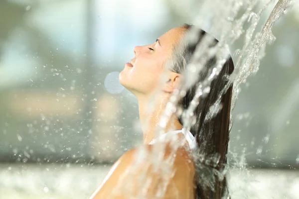 Vista Lateral Retrato Uma Mulher Relaxante Sob Jato Água Respirando — Fotografia de Stock