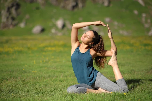 Yogi Doen Yoga Oefening Het Gras Van Een Veld Natuur Stockafbeelding