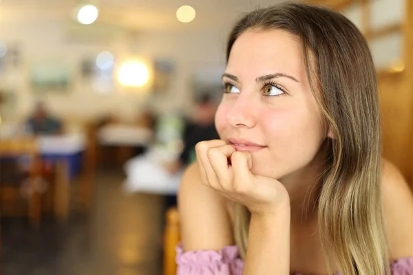 Retrato Adolescente Feliz Mirando Lado Restaurante — Foto de Stock