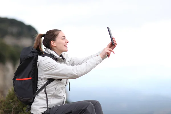 Zijaanzicht Portret Van Een Blije Trekker Nemen Selfie Berg — Stockfoto