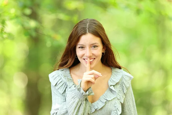 Front View Portrait Happy Woman Asking Silence Green Forest Background — Stock Photo, Image