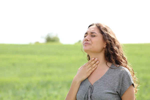 Zestresowana Kobieta Cierpiąca Ból Gardła Zielonym Polu — Zdjęcie stockowe