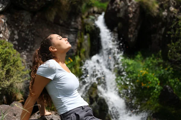 Perfil Uma Mulher Relaxando Respirando Fresco Uma Pequena Cachoeira — Fotografia de Stock