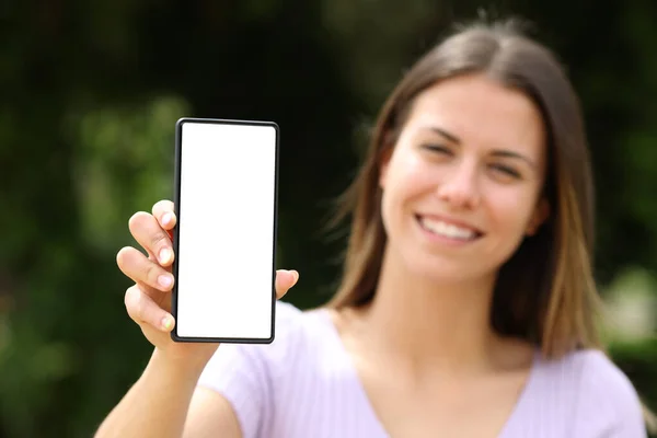 Adolescente Feliz Mostrando Tela Telefone Inteligente Branco Parque — Fotografia de Stock