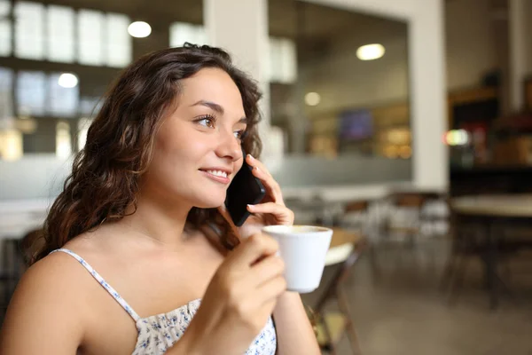 Kahve Içen Telefonla Konuşan Bardan Başka Yere Bakan Mutlu Bir — Stok fotoğraf