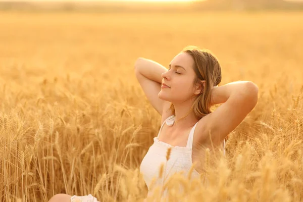 Žena Odpočívající Zlatém Pšeničném Poli Rukama Hlavě — Stock fotografie