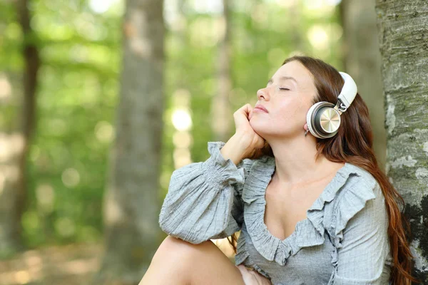 Donna Che Rilassa Ascoltando Musica Seduta Parco Nel Bosco — Foto Stock