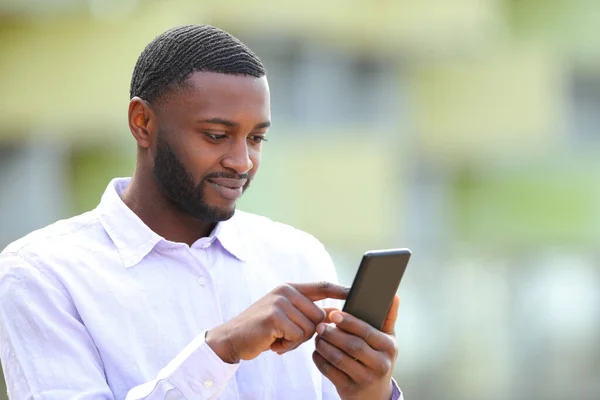 Zwarte Man Browsen Inhoud Smart Phone Straat Rechtenvrije Stockafbeeldingen