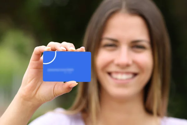 快乐的女人在公园里出示空白信用卡 — 图库照片