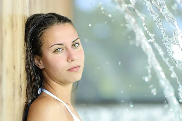 Schönheit Teen Spa Looks Camera Unter Wasserstrahl — Stockfoto