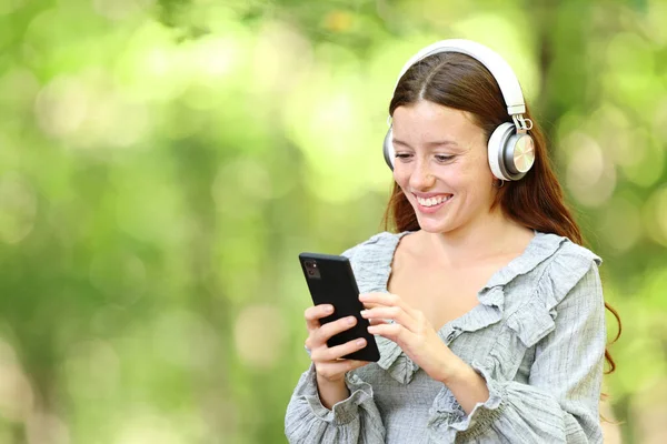 Happy Woman Listening Music Walking Green Forest — Stock Photo, Image