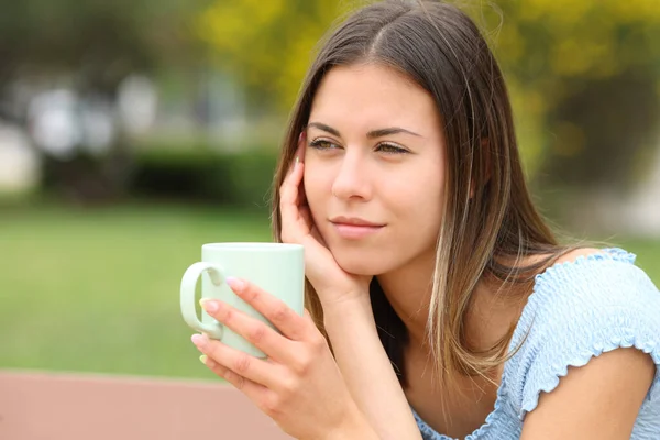 Happy Teen Relaxing Drinking Coffee Looking Away Park — Stock Photo, Image