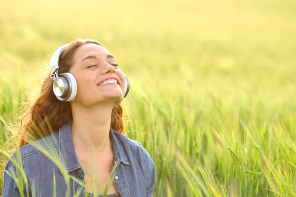 Щаслива Жінка Навушниках Слухає Аудіо Полі Дихає Свіжим Повітрям — стокове фото