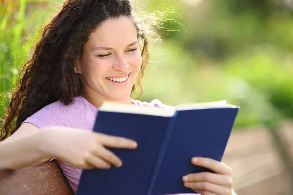 Parkta Oturan Mutlu Kadın Kağıt Kaplı Kitap Okuyor — Stok fotoğraf