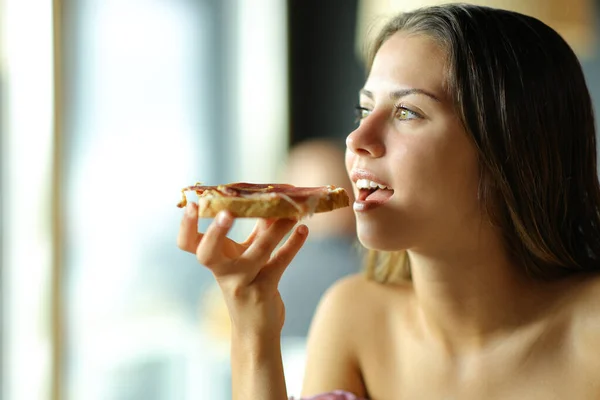 Adolescente Comendo Geléia Com Pão Restaurante Olhando Para Longe — Fotografia de Stock