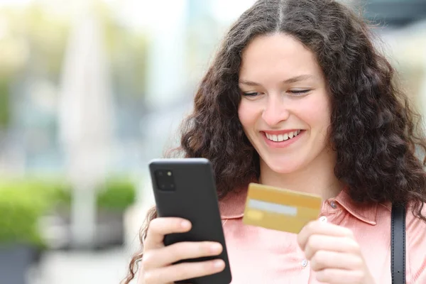 Женщина Платящая Кредитной Картой Мертвого Телефона Прогуливаясь Улице — стоковое фото