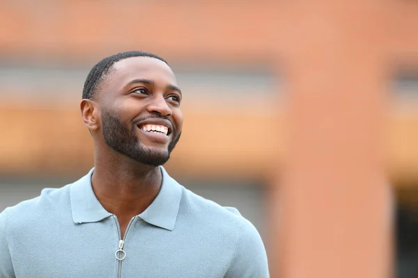Hombre Negro Feliz Mirando Por Encima Caminar Calle —  Fotos de Stock