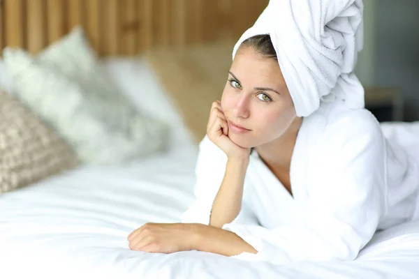 Beautiful Woman Showering Looking Camera Bed — Stockfoto