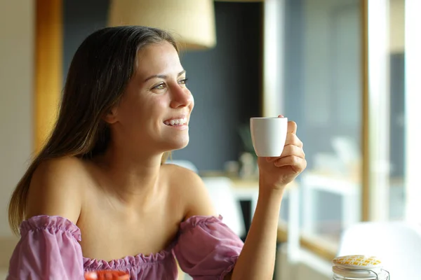 Glad Tonåring Håller Kaffekopp Tittar Genom Ett Fönster Hemma Och — Stockfoto