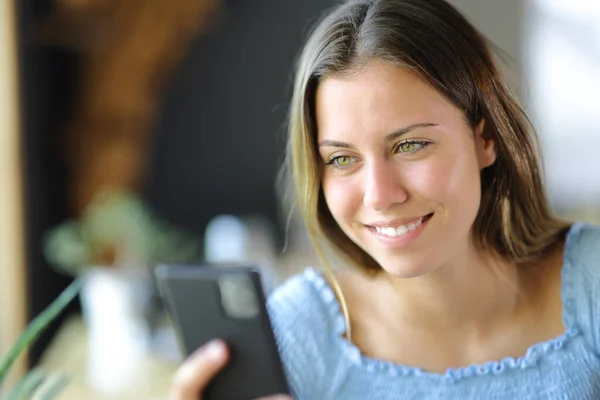 Glad Tonåring Kontrollera Mobiltelefon Ett Hus Eller Restaurang — Stockfoto