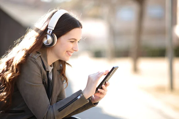 Glad Kvinna Lyssnar Ljud Telefonen Sitter Park — Stockfoto