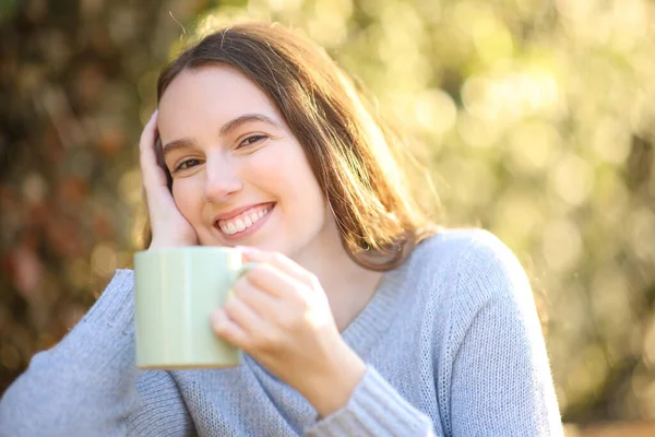 Щаслива Жінка Дивиться Камеру Тримає Чашку Кави Парку — стокове фото