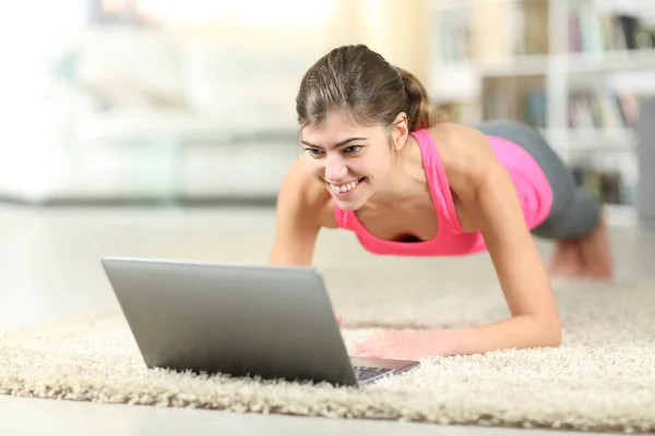 Подростки Делают Упражнения Онлайн Помощью Ноутбука Полу Дома — стоковое фото