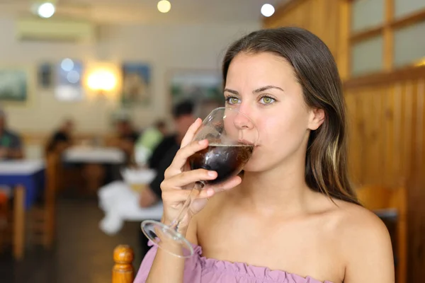 Frau Trinkt Allein Limo Restaurant — Stockfoto