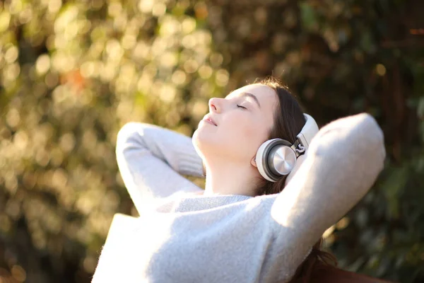 Mujer Descansando Escuchando Música Sentada Banco Parque — Foto de Stock