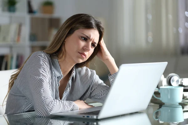 Mulher Preocupada Está Verificando Conteúdo Laptop Casa Noite — Fotografia de Stock