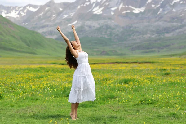 Aufgeregte Frau Weißen Kleid Hebt Die Arme Der Natur — Stockfoto
