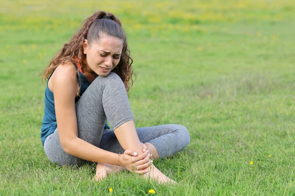 Yogi Cierpi Ból Kostki Siedząc Trawie Ather Wypadek Ćwiczeń — Zdjęcie stockowe
