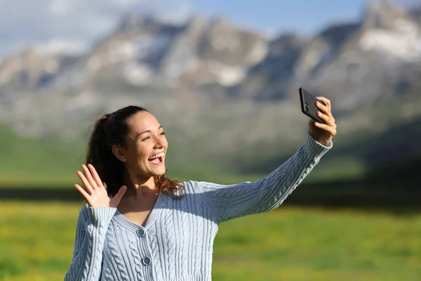 Turista Feliz Natureza Ter Chamada Vídeo Com Telefone — Fotografia de Stock