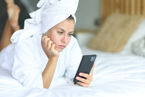 Komoly Tini Zuhanyozás Után Mobiltelefon Egy Ágyban — Stock Fotó