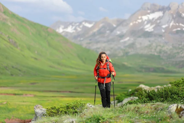Retrato Vista Frontal Excursionista Rojo Caminando Solo Naturaleza —  Fotos de Stock