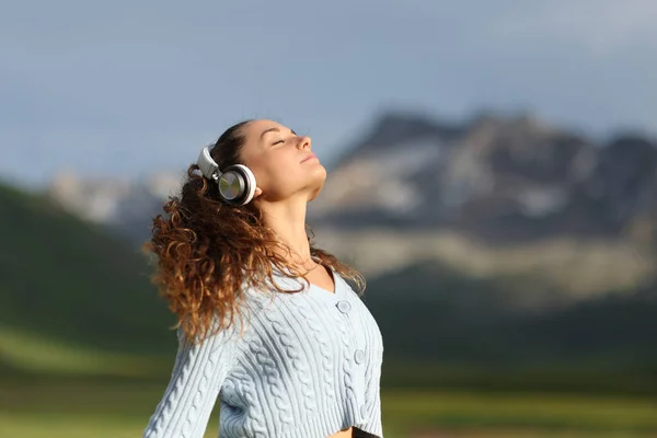 Розслаблена Жінка Медитує Природі Слухає Аудіо Путівник Навушниками — стокове фото