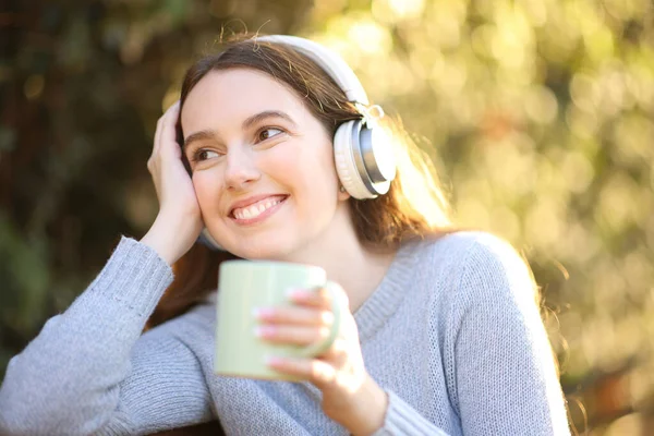 Glückliche Frau Mit Kopfhörer Hört Musik Und Trinkt Kaffee Park — Stockfoto