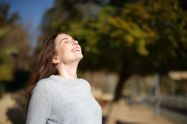 Feliz Mujer Soltera Respirando Aire Fresco Pie Parque —  Fotos de Stock