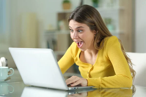 Şaşırmış Kadın Evde Bilgisayar Içeriğini Kontrol Ediyor — Stok fotoğraf