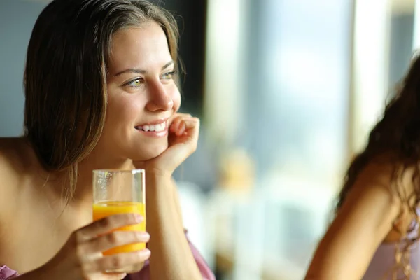 Szczęśliwa Kobieta Trzyma Szklankę Soku Pomarańczowego Przy Śniadaniu Restauracji — Zdjęcie stockowe
