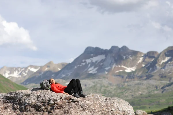 Yürüyüşçü Bir Dağın Tepesinde Dinleniyor Bir Kayanın Üzerinde Yatıyor — Stok fotoğraf