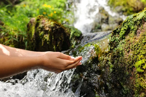 Close Uma Mulher Mãos Pegando Água Riacho — Fotografia de Stock