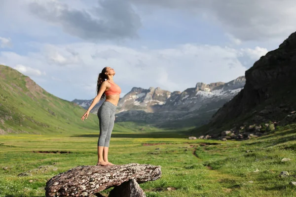 Full Body Portrait Sportswoman Breathing Fresh Air Beautiful Mountain — Stock Photo, Image