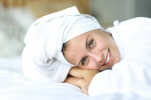 Beleza Feliz Adolescente Posando Depois Tomar Banho Deitado Uma Cama — Fotografia de Stock